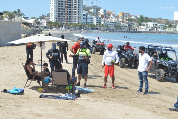 En playas, la Policía concientiza a los bañistas de cumplir con protocolos sanitarios