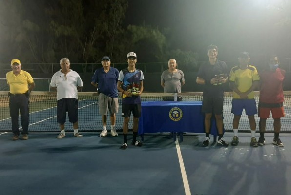 Rodrigo Morales (izquierda) fue quien se llevó los máximos honores en la categoría Singles B del Torneo de Tenis Viva México 2020.