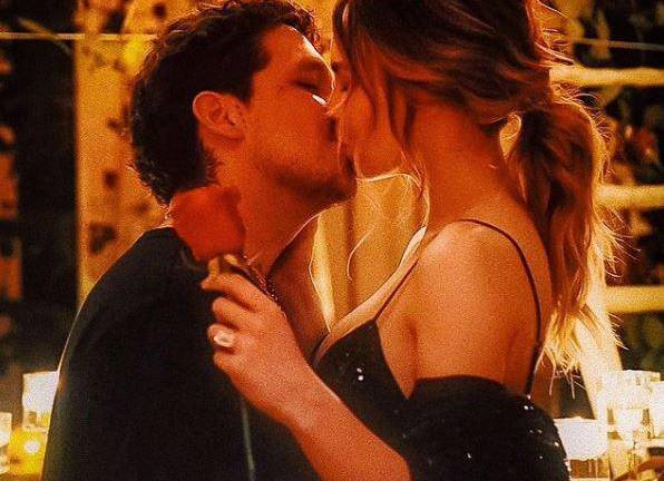 El cantante Christian Nodal deja claro con esta foto que él y Belinda siguen juntos.