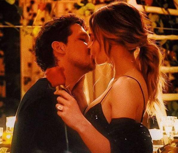 Reaparece Christian Nodal en sus redes con romántica foto