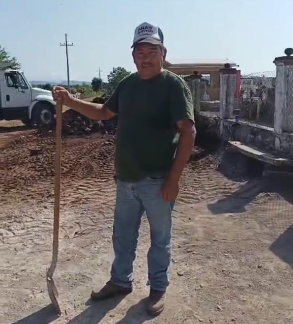 $!José de Jesús, desde hace dos años, limpia gratuitamente el panteón municipal de Cacalotán