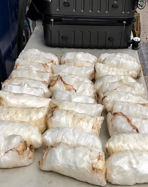 $!Ocultaba 13.8 kilos de metanfetamina en una maleta; termina detenido en Escuinapa