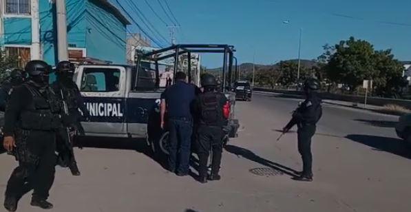 $!Intenta hombre incendiar casa en La Foresta, y es detenido al entregarse en la azotea