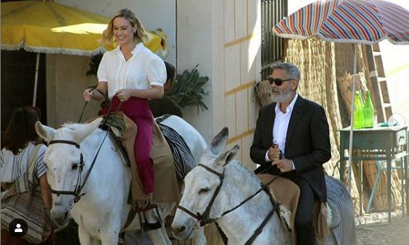 Brie Larson y George Clooney durante su paseo en burro.