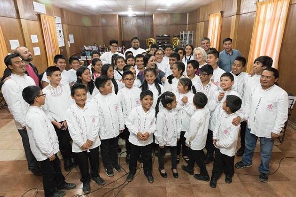 Julieta Venegas junto a los integrantes de la orquesta mixe.