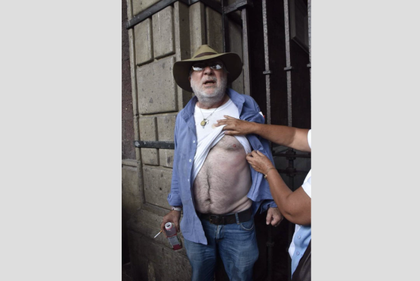 El poeta Javier Sicilia es trasladado al hospital, tras ser golpeado por policías de Morelos