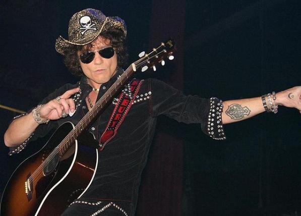Enrique Bunbury presume portada de su libro ‘Exilio Topanga’