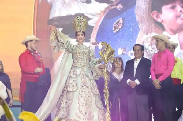 $!Ya con su corona, Mariana I saludó emocionada a los asistentes.