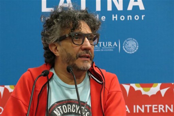 Presenta Fito Páez libro 'y aplaude el Nobel a Dylan
