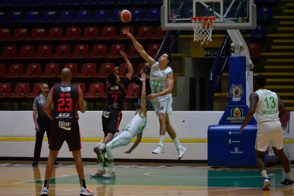 Adrián Zamora, de Aguacateros de Michoacán, fue el elemento de Caballeros que más destacó en el inicio de la temporada 2020-2021 de la LNBP.