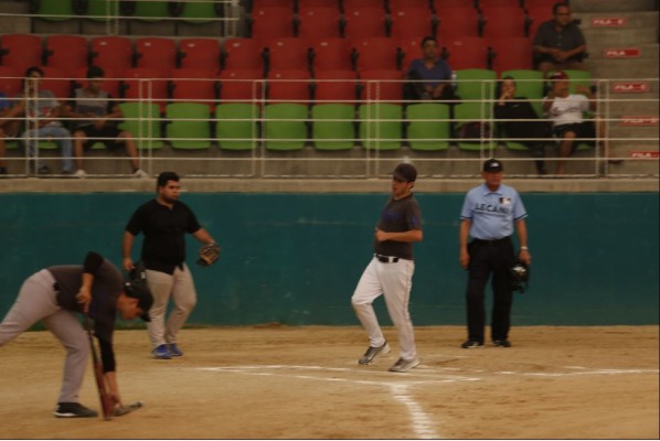 Gana Casa Loaiza duelo de carreras en el softbol municipal