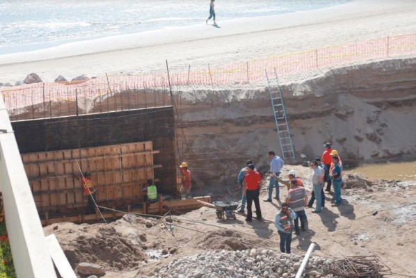 Denuncian daño ambiental por construcción de torre en Mazatlán, a cargo de implicado en Tiburonario