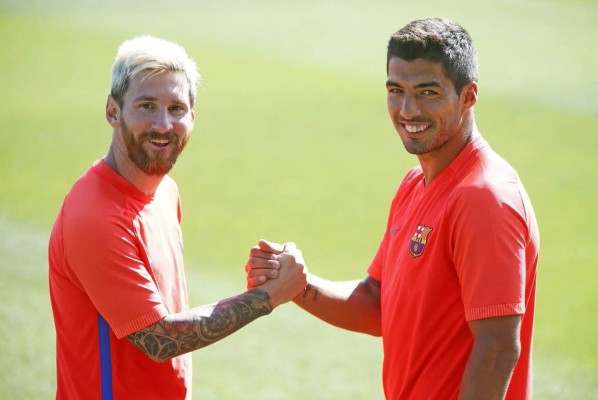 Lionel Messi y Luis Suárez posan con su equipo Barcelona antes de incorporarse a sus selecciones.