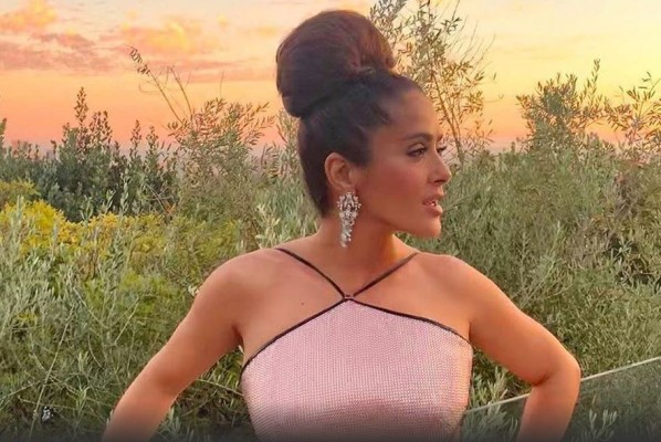 Salma Hayek dio un regalo navideño a sus fans con esta foto junto a 'The Eternals'.