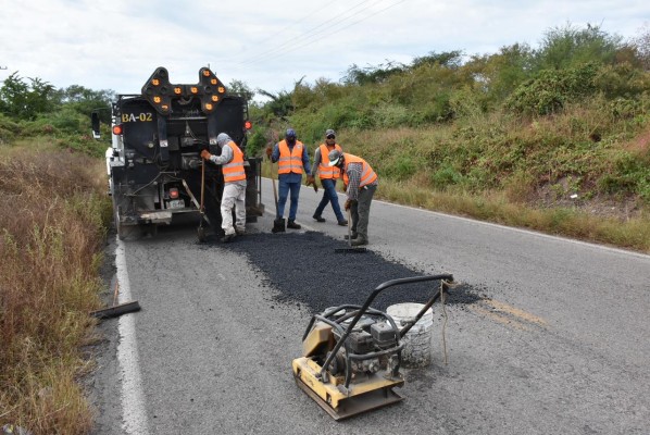 "En Rosario, inician trabajos de bacheo en carreteras estatales"