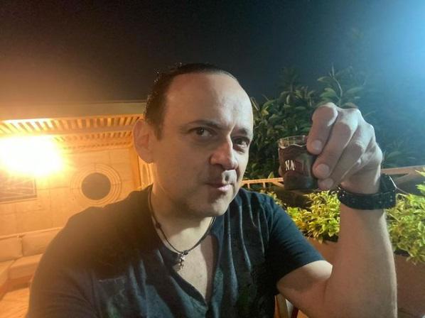 Lalo España se vacuna contra Covid-19 sin tener 50 años