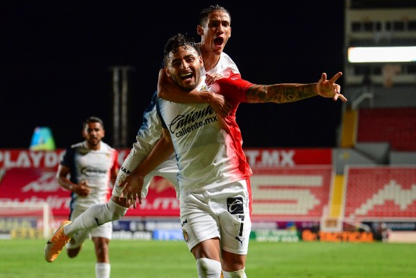 Alexis Vega festeja su gol con Uriel Antuna.