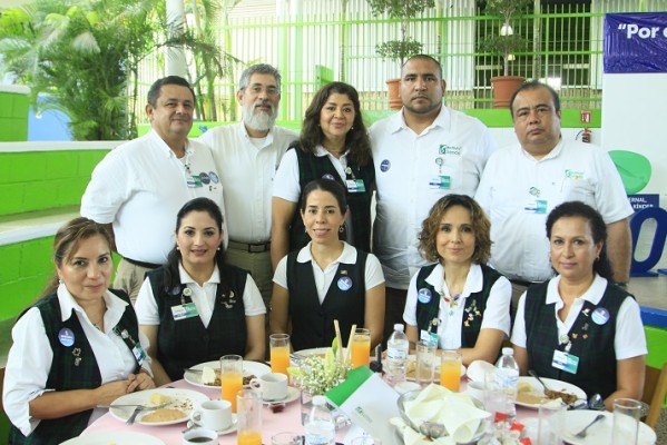 Autoridades de la institución recibieron con alegría a las asistentes.