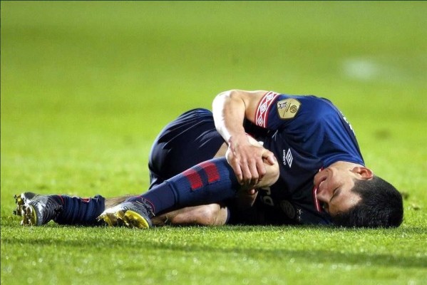 Hirving Lozano sale en camilla y llorando por lesión de rodilla