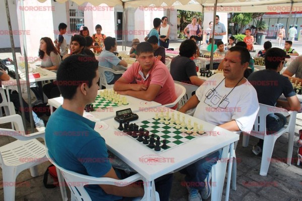 Alistan los tableros en Parroquia Santa Teresita del Niño Jesús