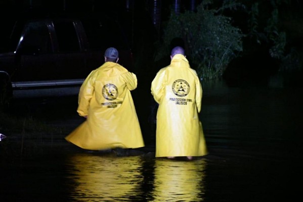 Se registran en Jalisco olas e inundaciones por Willa