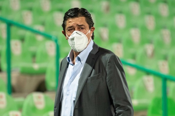 Chivas despide a Luis Fernando Tena después de tres partidos sin victoria en el Guard1anes 2020