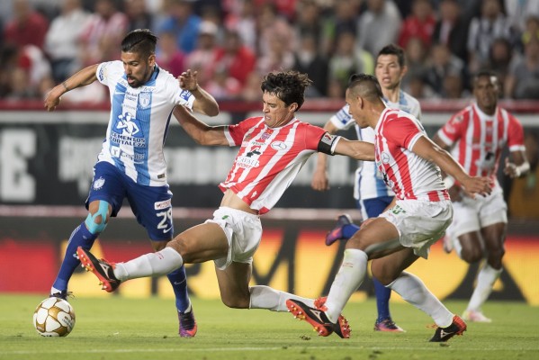 Franco Jara de Pachuca y Marcos González de Necaxa disputan el balón.