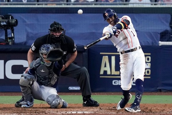 Carlos Correa al momento de descargar su jonrón ganador en el Juego 5 de la Serie de Campeonato de la Liga Americana.