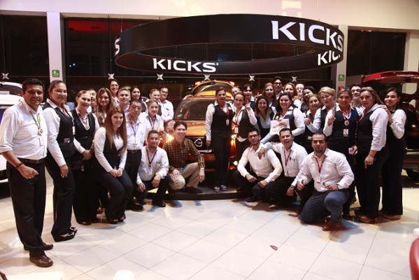 El equipo de Plassa Nissan presente durante el lanzamiento de la unidad.