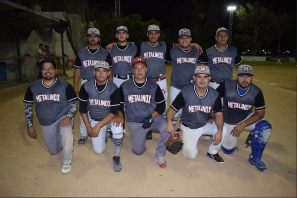 Blackstore sale con los brazos en alto, en el Club La Careada