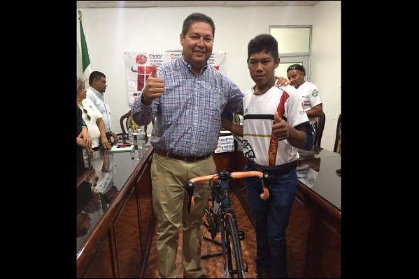 Donan en Escuinapa bicicleta a paraciclista Luis Santiago Cabada