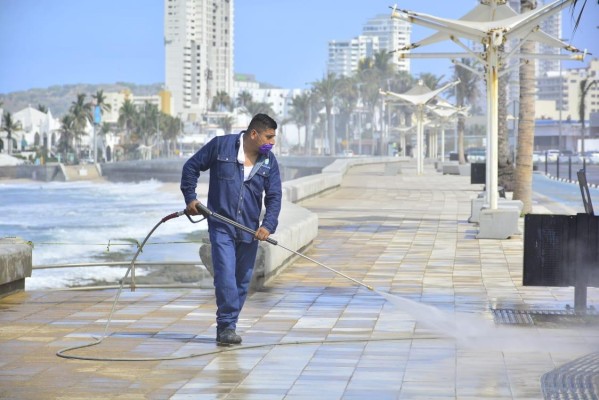 Malecón de Mazatlán recibe limpieza previo a la apertura de playas y hoteles