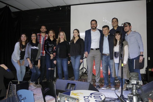 Los fracasados de la noche junto a los coordinadores de las Fuckup Nights se tomaron la foto del recuerdo.
