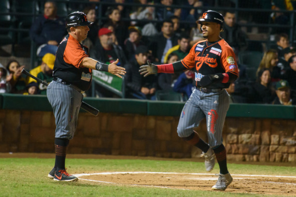 Naranjeros madruga a Cañeros y se lleva el primero de la serie