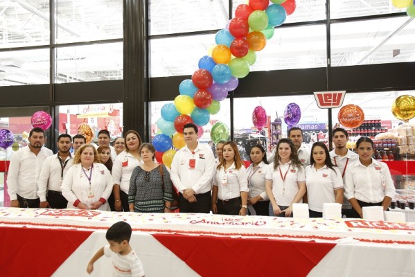 Directivos y personal de Casa Ley estuvieron durante el festejo del 63 aniversario.