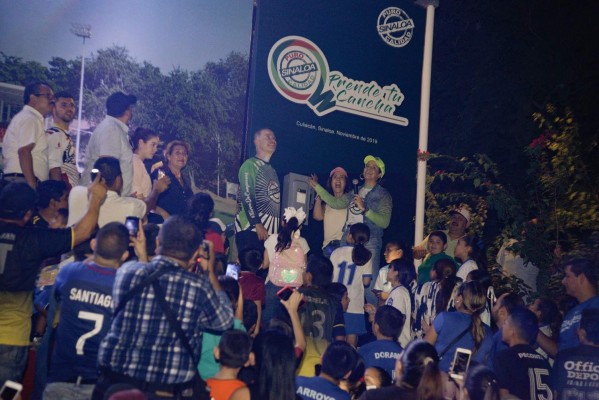 Quirino Ordaz, Rosy Fuentes y Paola Moncayo encienden el alumbrado.