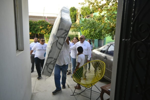 Gobierno de Mazatlán entrega estufas, refris, colchones y lavadoras a damnificados por lluvias
