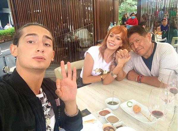 $!Aquí acompañado de su hijo, Emilio y su novia Daniela.