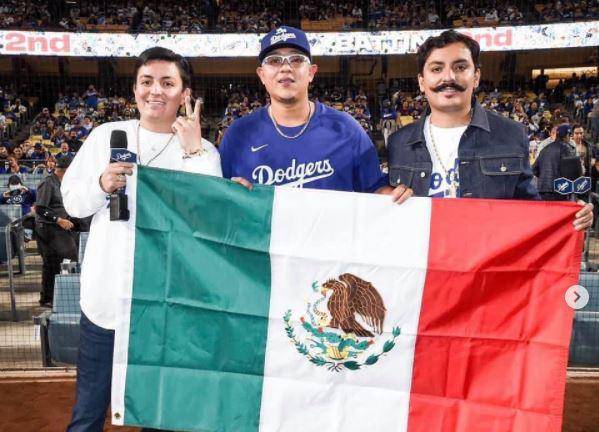 Los Dos Carnales actúan en el Dodger Stadium para desearle suerte al lanzador culiacanense Julio Urías