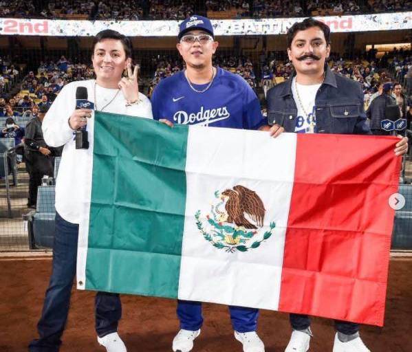 Los Dos Carnales actúan en el Dodger Stadium para desearle suerte al lanzador culiacanense Julio Urías