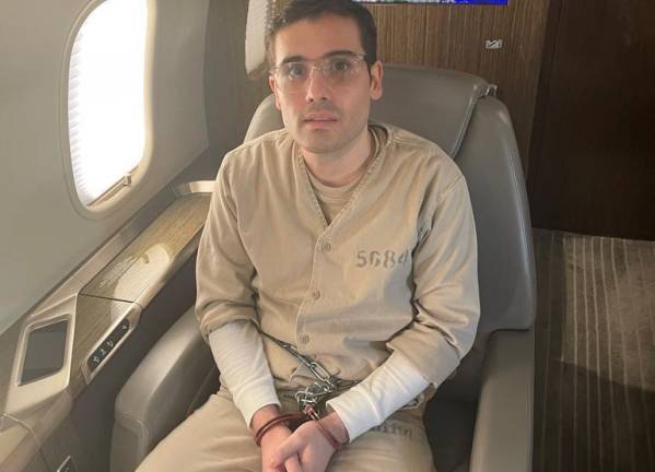 La imagen de Ovidio Guzmán, durante su extradición a Estados Unidos, fue compartida en redes sociales por Derek Maltz, ex director de operaciones de la DEA.