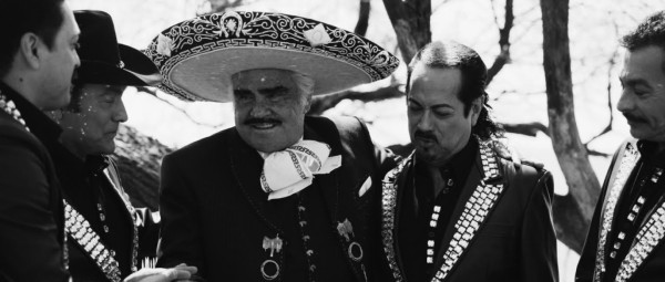 Los Tigres del Norte honran a Vicente Fernández.