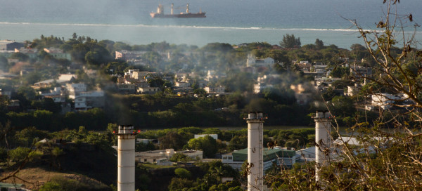 Una planta de energía en Mauricio genera emisiones de gases de efecto invernadero. Foto: UNDP Mauritius/Stéphane Bellero