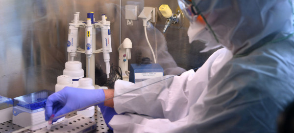 A más de un mes de haberse suspendido, AstraZeneca reanuda los ensayos clínicos de su vacuna contra el Covid-19