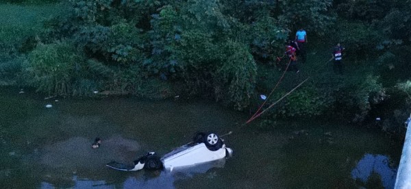 Muere mujer tras volcarse vehículo y caer a un arroyo en Mocorito