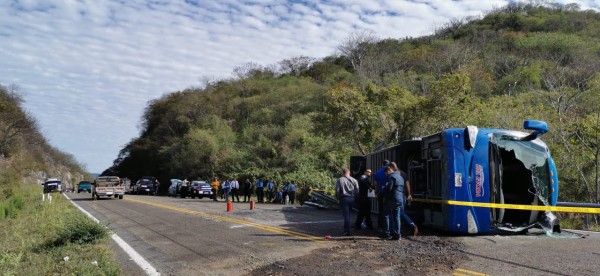 Una mujer pierde la vida al volcar el autobús en que viajaba, en Mocorito