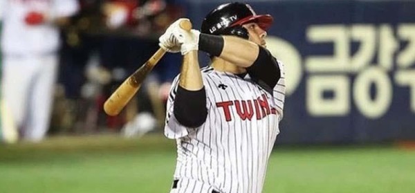 Roberto Ramos conecta su jonrón 29 en la KBO. Foto: Cortesía Club Naranjeros