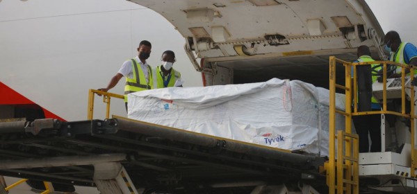 Llegada al aeropuerto de Accra, Ghana, del primer lote de vacunas Covid-19 distribuido por el mecanismo COVAX. Foto: Tomada de news.un.org