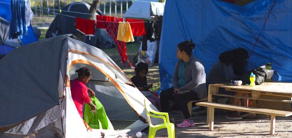 Solicitantes de asilo en el campamento de Matamoros, en México, a la espera de sus audiencias de inmigración. Foto: Tomada de news.un.org.