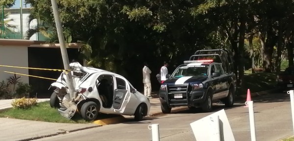 Conductor choca contra poste en Mazatlán, y deja abandonado el vehículo